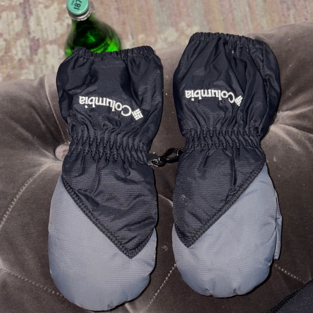 Columbia kids Black and Gray Winter Gloves